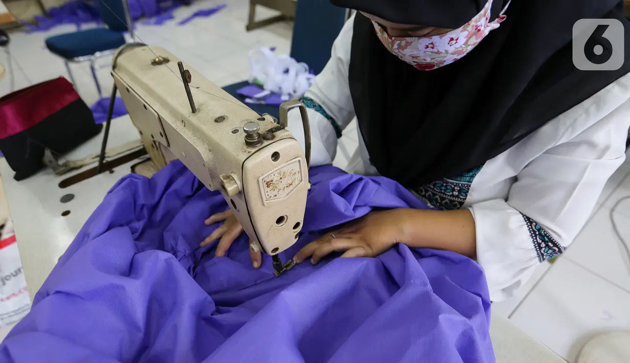Peserta pelatihan memproduksi alat pelindung diri (APD) berupa pakaian dekontaminasi atau baju hazmat di Balai Latihan Kerja (BLK), Cibodas, Kota Tangerang, Rabu (15/4/2020). BLK mampu memproduksi baju hazmat berbahan Polypropylene Spundbound sekitar 20 baju perhari. (Liputan6.com/Fery Pradolo)