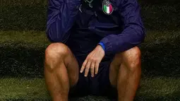 Pelatih Italia, Roberto Mancini duduk selama sesi latihan di stadion Hive di London, Inggris, Senin (5/7/2021). Italia merengkuh tiket semifinal Euro 2020 usai menang 2-1 atas Belgia. (AP/Matt Dunham)