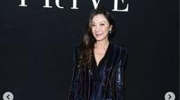 Pesona Michelle Yeoh sang Bintang Everything Everywhere All at Once di Paris Fashion Week.&nbsp; foto: Instagram @michelleyeoh_fan_page