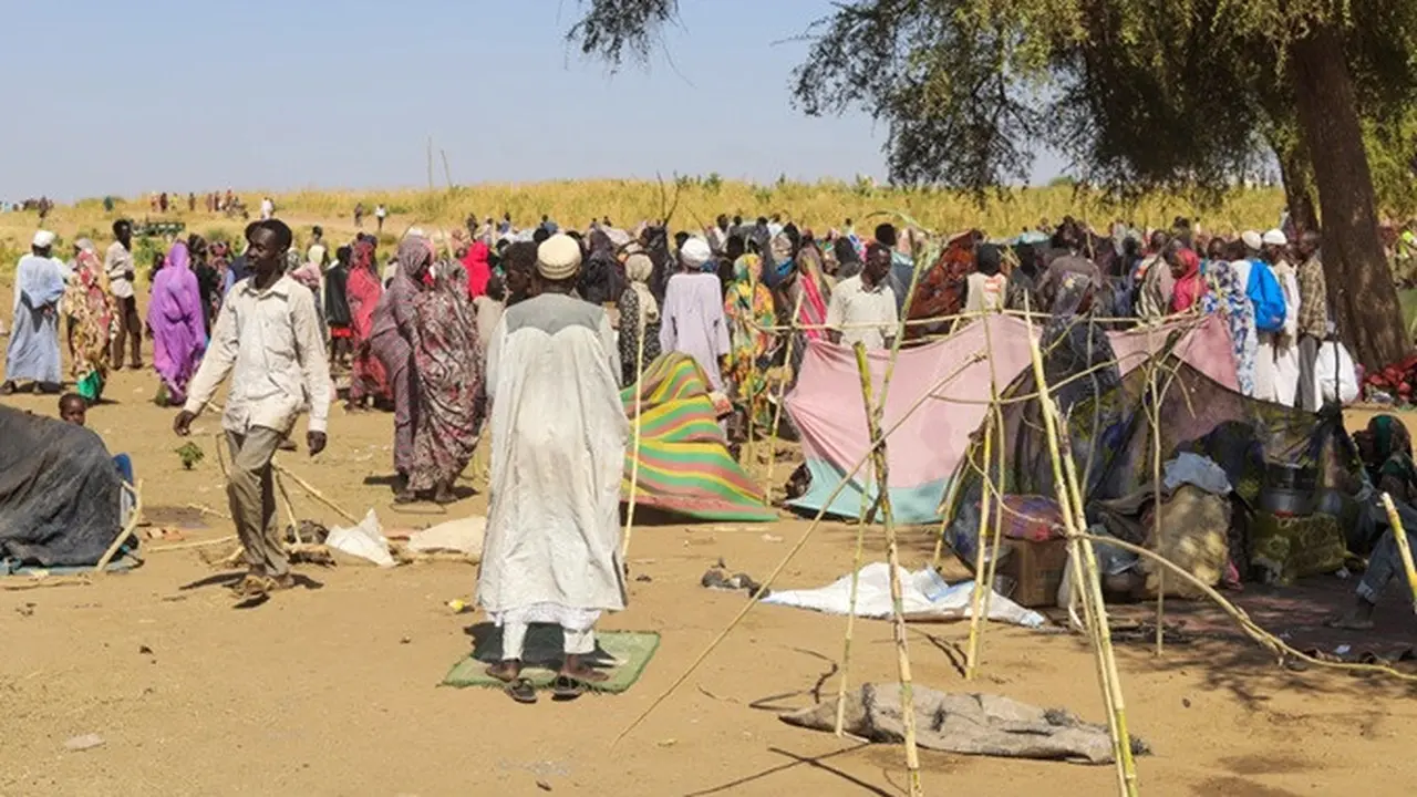 Para pengungsi Sudan berkumpul di kamp di Tawila, Rabu (29/10/2025), setelah melarikan diri dari Kota el-Fasher di wilayah Darfur barat, tempat paramiliter Rapid Support Forces (RSF) dilaporkan membunuh ratusan orang.