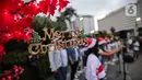 Ornamen Natal terlihat saat paduan suara Christmas Carol menghibur pengguna jalan di depan pedestrian Plaza Indonesia, Jakarta, Rabu (18/12/2019). Acara ini berlangsung pada tanggal 18-20 Desember 2019 mulai pukul 17.00-19.00 WIB. (Liputan6.com/Faizal Fanani)
