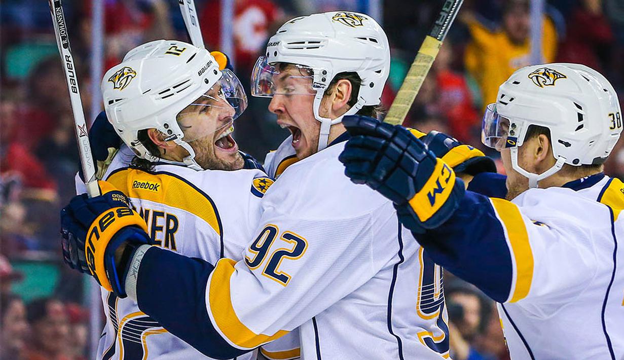 Para pemain hoki Nashville Predators merayakan kemenangan atas Calgary Flames di Scotiabank Saddledome, Amerika Serikat, Jumat (10/3/2016). (Reuters/Sergei Belski)