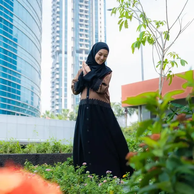 Hamil Anak Pertama, Ini 6 Potret Istri Ustaz Syam Elmarusy Pamer Baby Bump