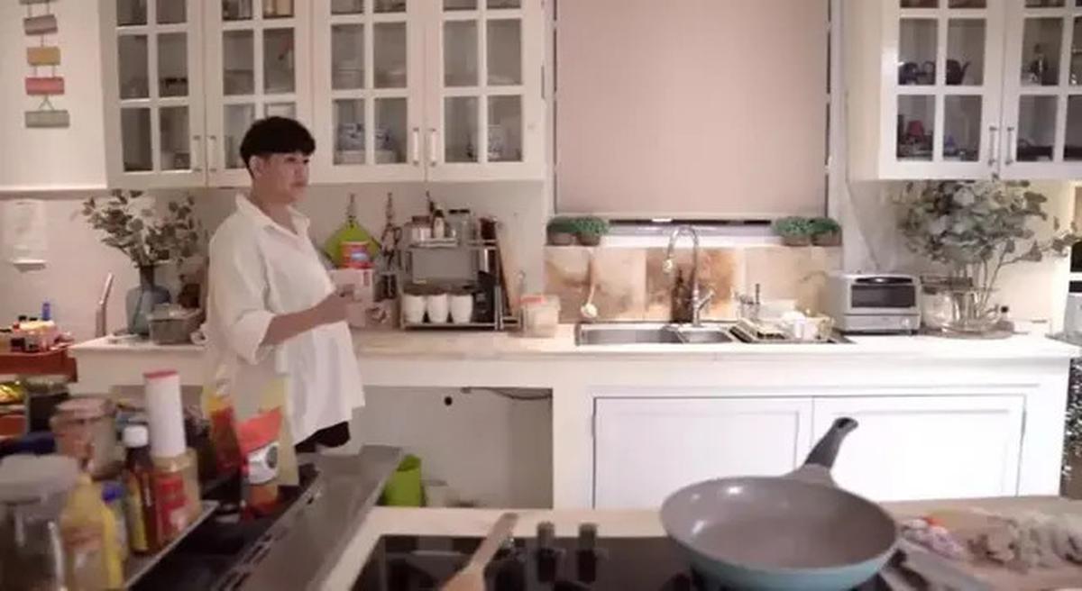 11 Potret Dapur Sissy Priscillia, Model Interior Serba Putih yang Menyatu dengan Ruang Keluarga