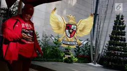 Sebuah lambang negara RI Garuda Pancasila terpasang di Gereja Katedral, Jakarta, Selasa (19/12). Jelang Hari Natal, persiapan seperti perawatan interior-eksterior serta pemasangan dekorasi mulai dilakukan pihak gereja. (Liputan6.com/Immanuel Antonius)