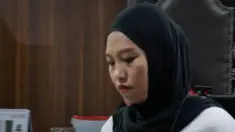 Kasus pembunuhan yang dilakukan Polwan Brigadir Rizka Sintiani terhadap suaminya, Brigadir Esco Faska Rely, terungkap dalam persidangan di PN Mataram, dengan motif diduga karena emosi terkait permintaan uang Rp2,7 juta untuk membayar utang bunga pegadaian yang tidak dipenuhi meski remunerasi korb...