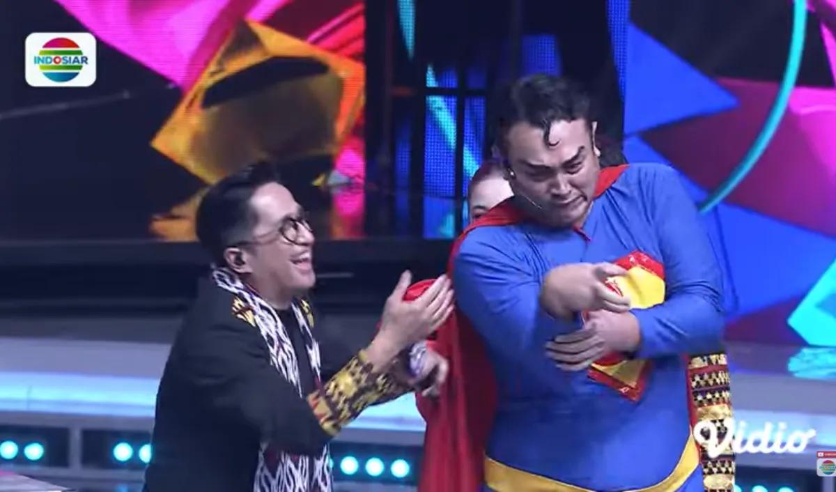 Setelah adu panco ada momen lucu saat Gilang Dirga tiba-tiba kaku. Dia kesulitan membalikan posisi jarinya ke semula.