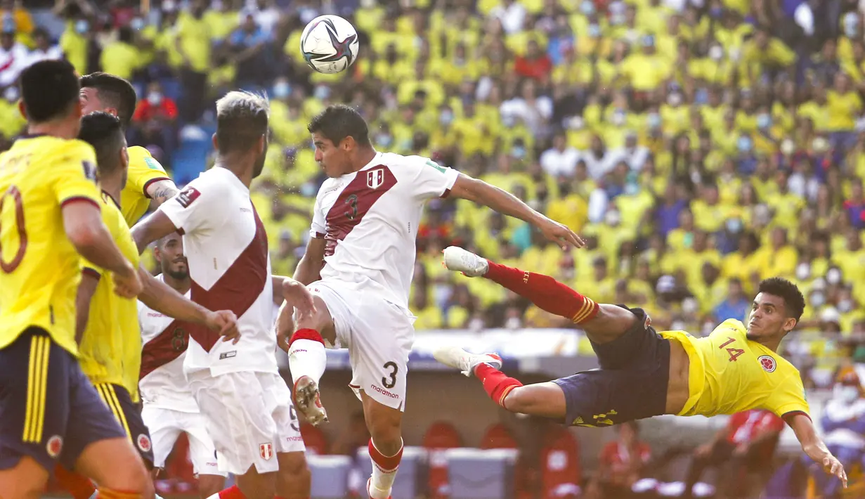 Bek Peru Aldo Corzo berebut bola dengan penyerang Kolombia Luis Diaz pada lanjutan fase grup kualifikasi Piala Dunia 2022 zona Amerika Selatan​​​, di Estadio Metropolitano Roberto Meléndez, Sabtu (29/1/2022) dini hari WIB. Peru menang 1-0. (Daniel MUNOZ / AFP)