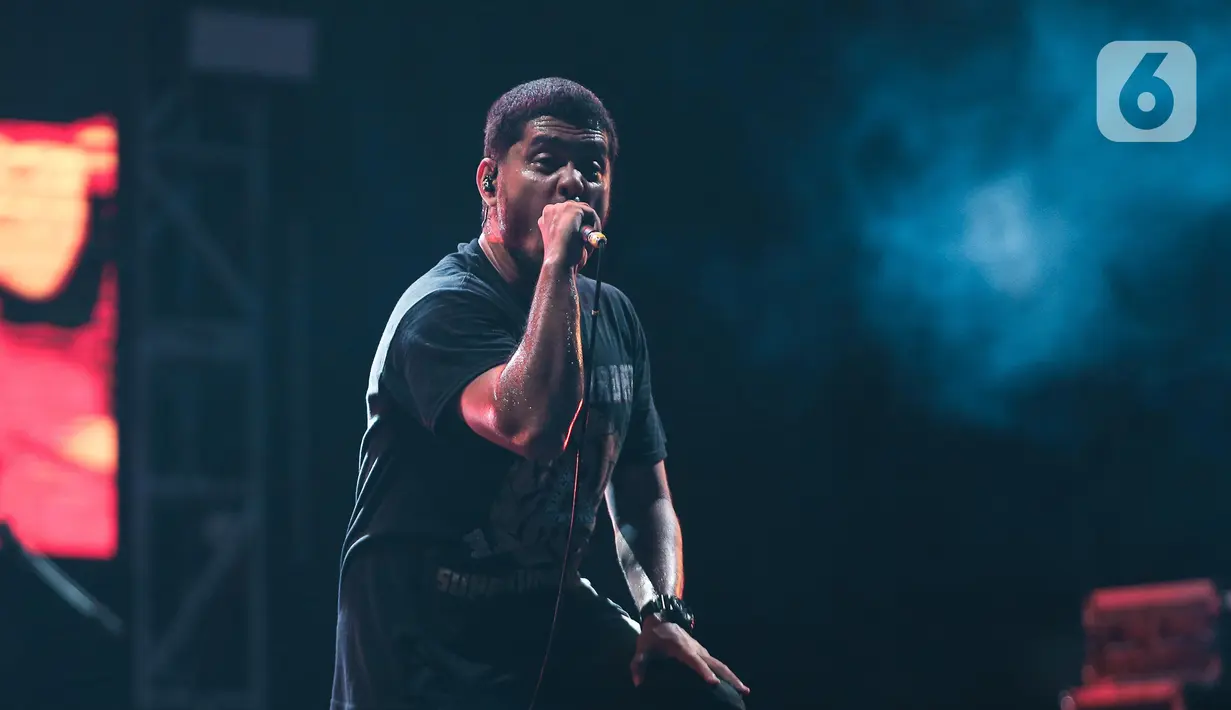Vokalis grup band Burgerkill Ronald Alexander tampil pada hari kedua Synchronize Fest 2022 di Gambir Expo Kemayoran, Jakarta, Sabtu (8/10/2022). Beberapa musisi lain juga siap menggebrak panggung Synchronize Fest 2022, seperti Payung Teduh, Voice of Baceprot, Alam Mbah Dukun, hingga Denny Caknan. (Liputan6.com/Faizal Fanani)