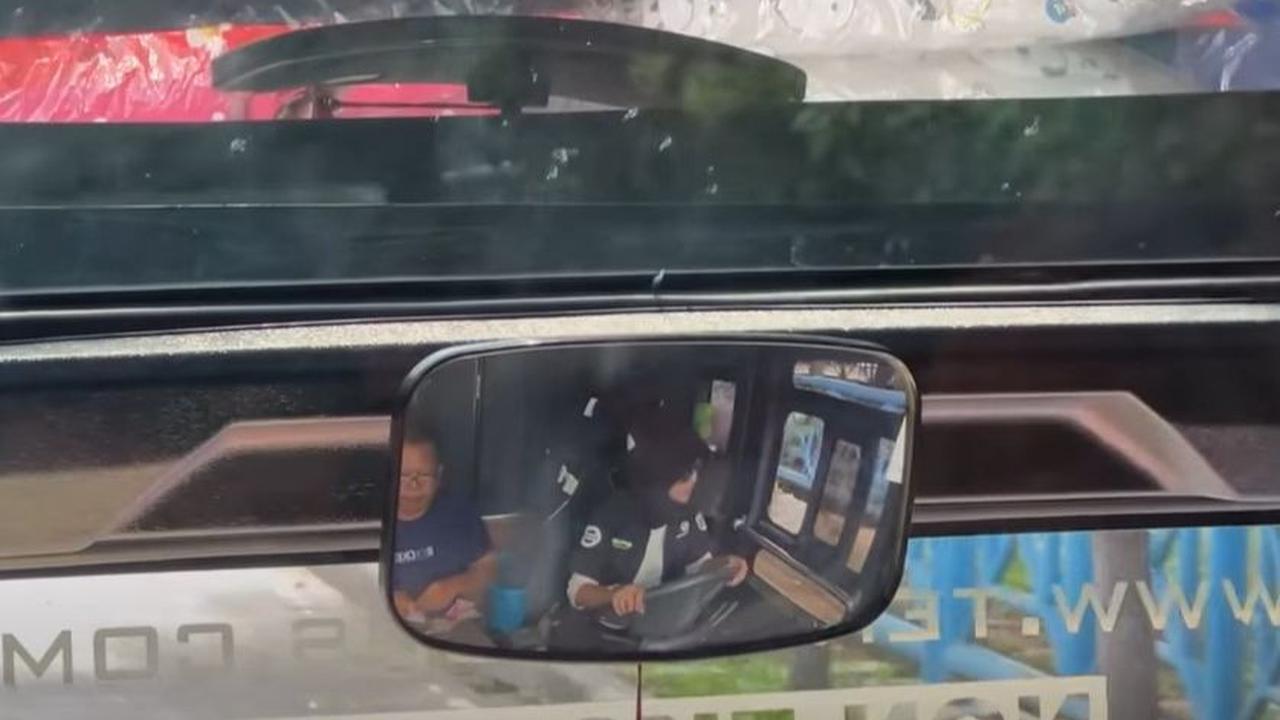 Wanita berparas cantik ini sangat piawai dalam mengemudikan bus. Kemampuannya dalam mengoperasikan kendaraan besar tersebut terlihat dalam video tersebut.&nbsp;<br>