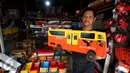 Pedagang mainan kayu memperlihatkan barang dagangannya di kawasan Kalibata, Jakarta, Selasa (18/10). Mainan kayu tradisional semacam ini di jual dengan harga 75 ribu sampai 200 ribu. (Liputan6.com/Johan Tallo)