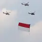 Tiga helikopter TNI AU mengibarkan bendera merah putih saat Upacara Peringatan Detik-Detik Proklamasi di kawasan Monas, Jakarta, Selasa (17/8/2021). Sebanyak enam helikopter TNI AU mengibarkan bendera merah putih berukuran 20 x 30 meter dalam rangka HUT ke-76 RI. (Liputan6.com/Herman Zakharia)