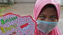Seorang anak pengajian melakukan pawai di Jalan Raya Tapos, Depok, Jawa Barat, Kamis (22/10/2020). Pengajian Kampung Tapos menggelar pawai menyambut Hari Santri Nasional 2020 yang diperingati setiap tanggal 22 Oktober. (Liputan6.com/Herman Zakharia)