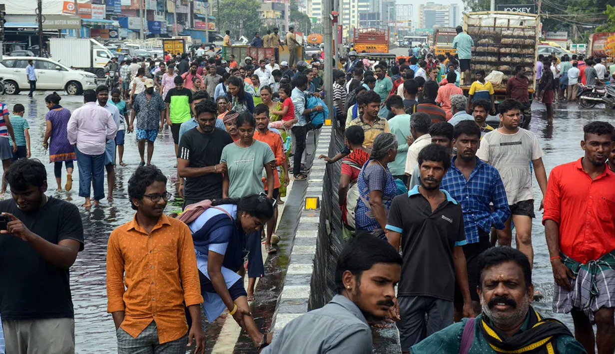 <p>Akibat Badai Michaung, sembilan orang termasuk seorang anak berusia empat tahun meninggal dunia. Anak itu meninggal di Distrik Tirupati di negara bagian Andhra Pradesh setelah tembok runtuh. (AP Photo)</p>