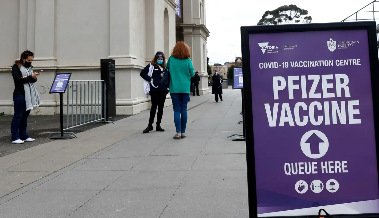 Orang-orang berdiri di luar pusat vaksinasi yang didirikan di Melbourne Exhibition Building di Melbourne mengumumkan lockdown (penguncian) untuk keenam kalinya di kota itu dalam upaya untuk menghentikan penyebaran Covid-19 varian delta, pada Kamis (5/8/2021).  (Con Chronis/AFP)