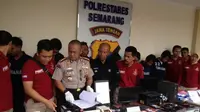 Para pelaku penipuan dengan modus pasangan suami istri palsu ditangkap polisi. (Liputan6.com / Edhie Prayitno Ige).