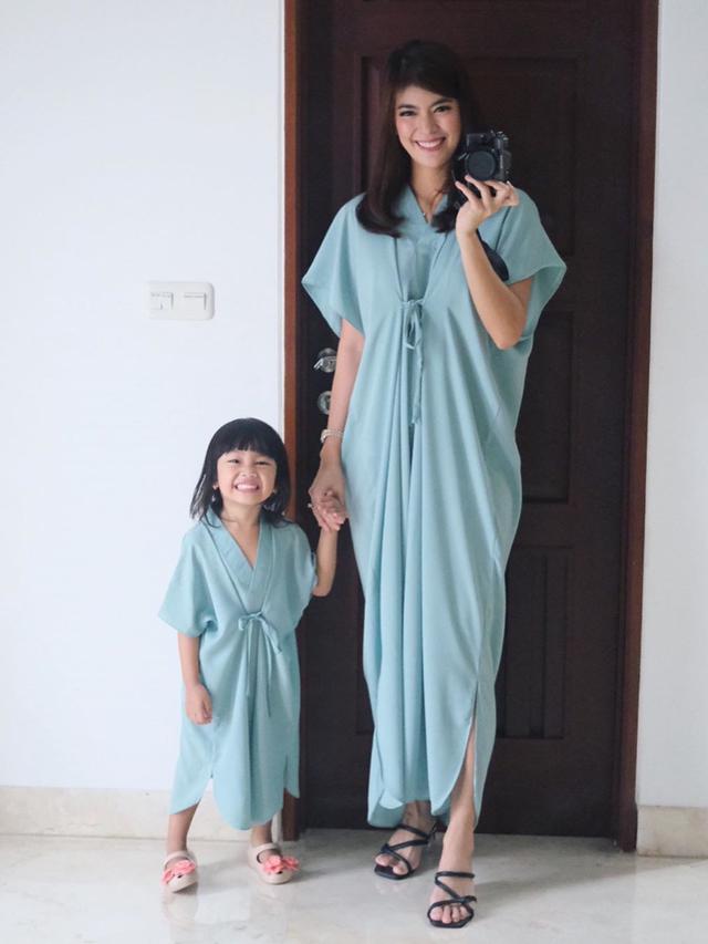 7 Gaya Raya Kohandi dan Putrinya Pakai Baju Kembar Ini Stylish Banget