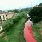 Air sungai Huizhou di China mendadak menjadi berwarna merah darah.