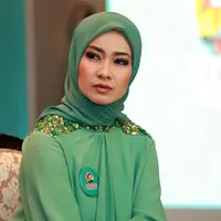 Alya Rohali dan Ramzy dikaruniai dua putri; Diarra Anissa Radini berusia 10 tahun dan Savannah Nadja Rachbini berusia 6 tahun. Sebelumnya, Alya memiliki seorang putri yang kini berusia 17 tahun. Kisah lengkapnya di Cerita Cinta, Alya Rohali.