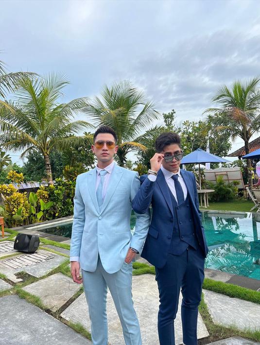 Kekompakan Verrell Bramasta dan Athalla Naufal memakai dan kacamata hitam saat menghadiri sebuah acara. (Foto: Instagram/ bramastavrl)
