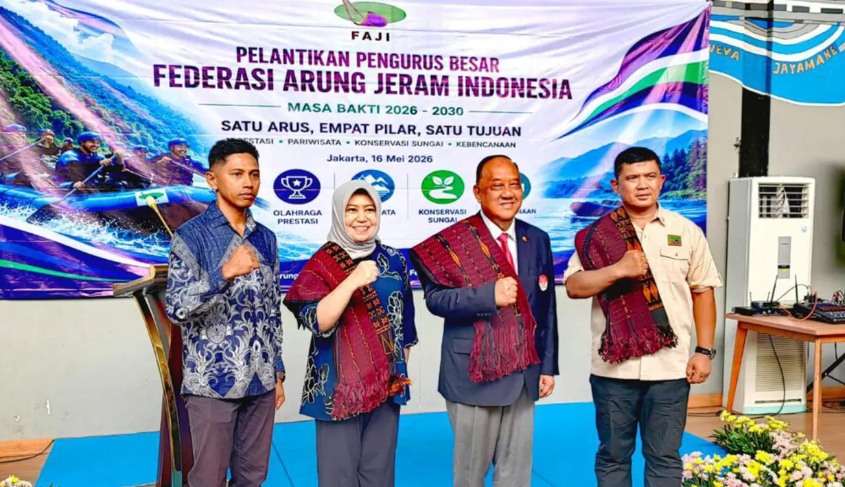 Ketua Umum Komite Olahraga Nasional Indonesia (KONI) Pusat, Marciano Norman, resmi melantik Oni Junianto sebagai Ketua Umum Pengurus Besar Federasi Arung Jeram Indonesia (PB FAJI) periode 2026-2030. (Dok PB.FAJI)