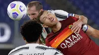 Bek Juventus, Giorgio Chiellini menyundul bola melewati pemain AS Roma, Edin Dzeko pada pekan kedua Liga Italia Serie A 2020-2021 di Stadion Olimpiade Roma, Minggu (27/9/2020). Juventus bermain imbang 2-2 di kandang AS Roma. (AP Photo/Gregorio Borgia)