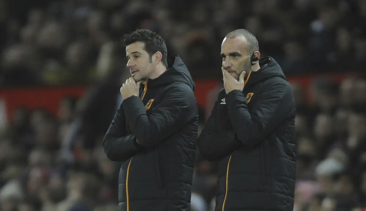Ekspresi pelatih Hul City, Marco Silva kiri) dan asistennya saat menyaksikan permainan timnya melawan Machester United pada laga semifinal leg pertama PIala Liga Inggris di Old Trafford stadium, Manchester, (10/1/2017). MU menang 2-0. (AP/Rui Vieira)