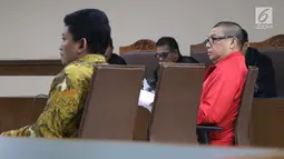 Terdakwa kasus suap dana hibah Kemenpora pada KONI yang juga Pejabat Pembuat Komitmen  (PPK) Adhi Purnomo (kiri) saat sidang pembacaan nota pembelaan di Pengadilan Tipikor, Jakarta, Kamis (29/8/2019). Sebelumnya, Adhi Purnomo dituntut 5 tahun dan denda Rp200 juta. (Liputan6.com/Helmi Fithriansyah)