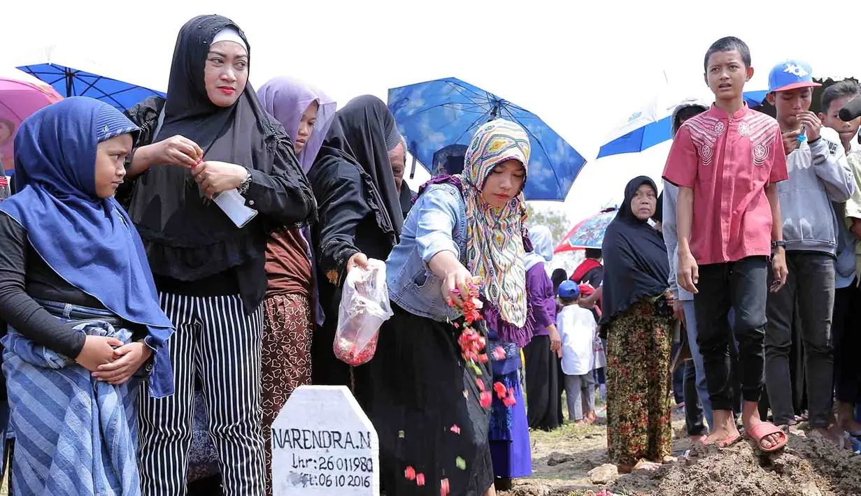 "Dia bilang mau ke Malaysia tapi kepala saya sakit. Saya bilang ya berangkat saja, saya mendoakan di rumah. Tanggal 28 September dia pulang, dan kakaknya lagi menikah. Usai ijab kabul, tiba-tiba dia ambruk," ujar Sumpeno, ayah Narendra. (Deki Prayoga)