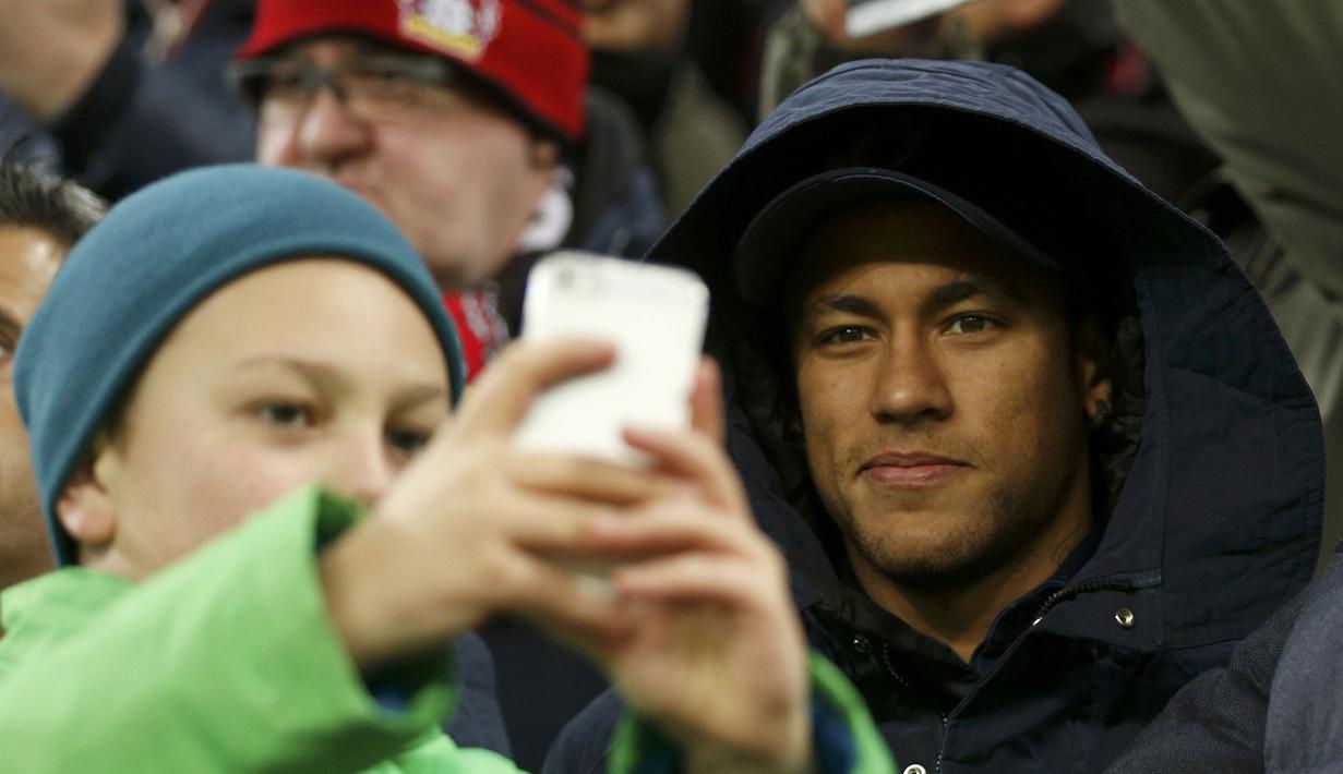 Pemain FC Barcelona Neymar berfoto selfie bersama fans saat timnya bermain imbang 1-1 melawan Bayer Laverkusen pada lanjutan Liga Champions di Stadion Bay Arena, Laverkusen, Jerman, Kamis(10/12/2015). (REUTERS/Ina Fassbender)