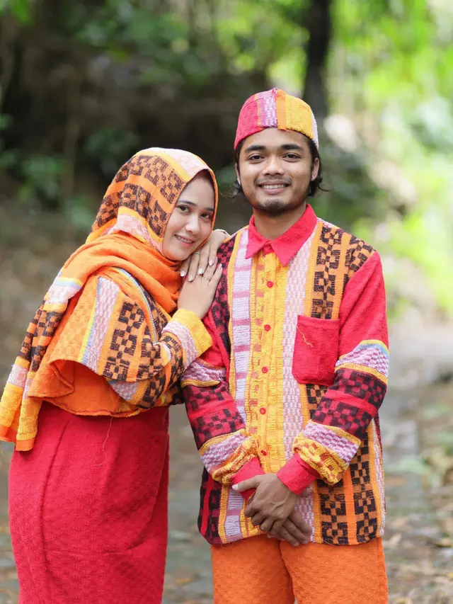 7 Potret Baju Couple Lebaran yang Terbuat dari Handuk, Hasil Keren