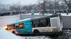 Sejumlah orang melihat lokasi sebuah bus yang hilang kendali dan masuk ke dalam tangga menuju jalan bawah tanah di Moskow, Rusia, Senin (25/12). Bus menerobos underpass yang sedang dilalui banyak pejalan kaki hingga menewaskan 4 orang (AP/Ivan Sekretarev)