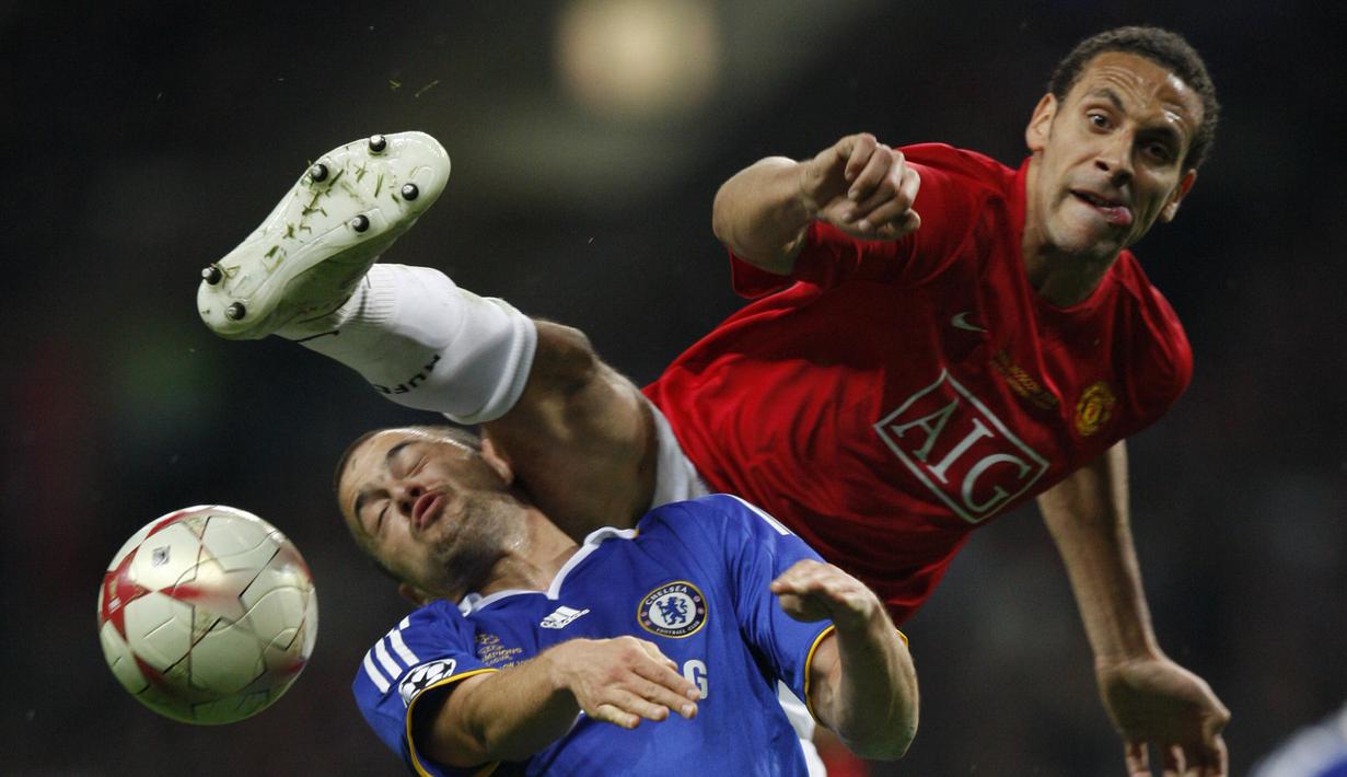 4. Rio Ferdinand - Ferdinand berlabuh ke Old Trafford pada 2002. Ia memperkuat Manchester United selama 12 musim hingga 2014. (AFP/Adrian Dennis)