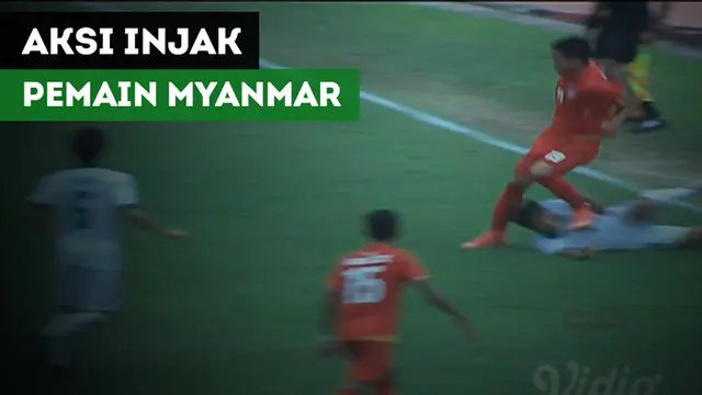 Aksi pemain Myanmar, Htet Phyoe Wai, menginjak dada bek Timnas Indonesia U-19, Samuel Christianson Simanjuntak.