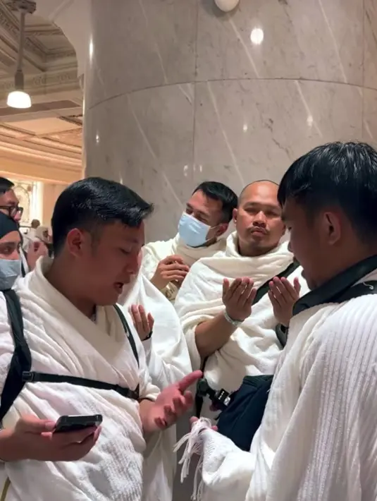 <p>Raffi Ahmad dan rombongan khusyuk berdoa. Foto ini kemungkinan diambil saat melakukan sa'i. (Foto: Instagram/ raffinagita1717)</p>