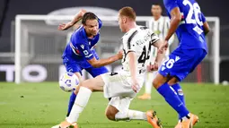 Pemain Sampdoria Albin Ekdal (kiri) berebut bola dengan pemain Juventus Dejan Kulusevski (tengah) pada pertandingan Serie A di Stadion Allianz, Turin, Italia, Minggu (20/9/2020). Juventus menaklukkan Sampdoria dengan skor 3-0.  (Marco Alpozzi/LaPresse via AP)