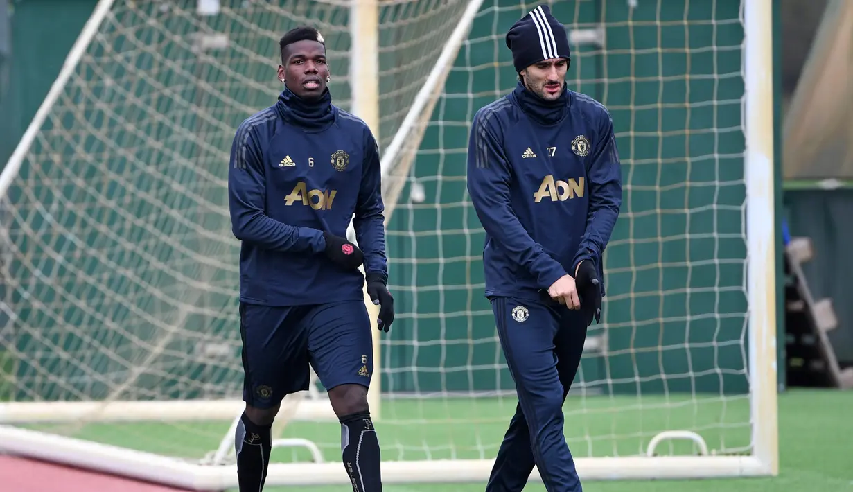 Gelandang Manchester United, Paul Pogba dan Marouane Fellaini bersiap mengikuti latihan tim di Carrington di Manchester, Inggris (6/11). Manchester United akan bertanding melawan wakil Italia, Juventus pada grup H Liga Champions. (AFP Photo/Paul Ellis)