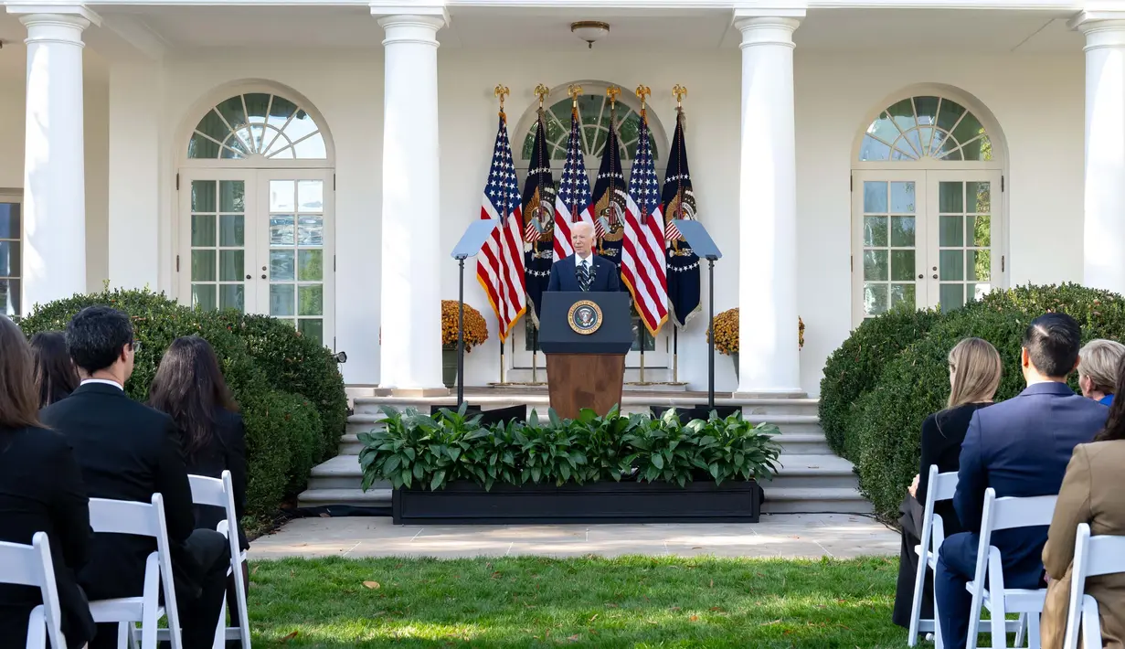 Joe Biden pada Kamis (7/11/2024) meminta warga AS untuk menurunkan suhu politik dan menerima hasil pemilu setelah kemenangan Donald Trump dalam pemilihan presiden. (SAUL LOEB/AFP)
