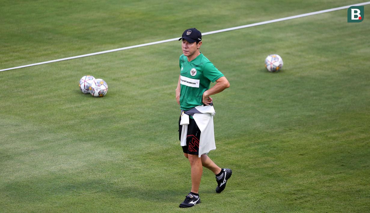 <p>Pelatih Timnas Indonesia, Shin Tae-yong saat memimpin sesi latihan di Lapangan A Gelora Bung Karno (GBK), Senayan, Jakarta Pusat, Kamis (15/6/2023) sore WIB. Latihan dilakukan sebagai persiapan menghadapi Timnas Argentina pada laga persahabatan FIFA Matchday, 19 Juni 2023 di Stadion Utama Gelora Bung Karno. (Bola.com/Bagaskara Lazuardi)</p>