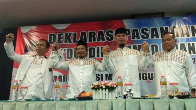 Ahmad Dhani Naik Delman Daftarkan Diri ke KPUD Bekasi ...