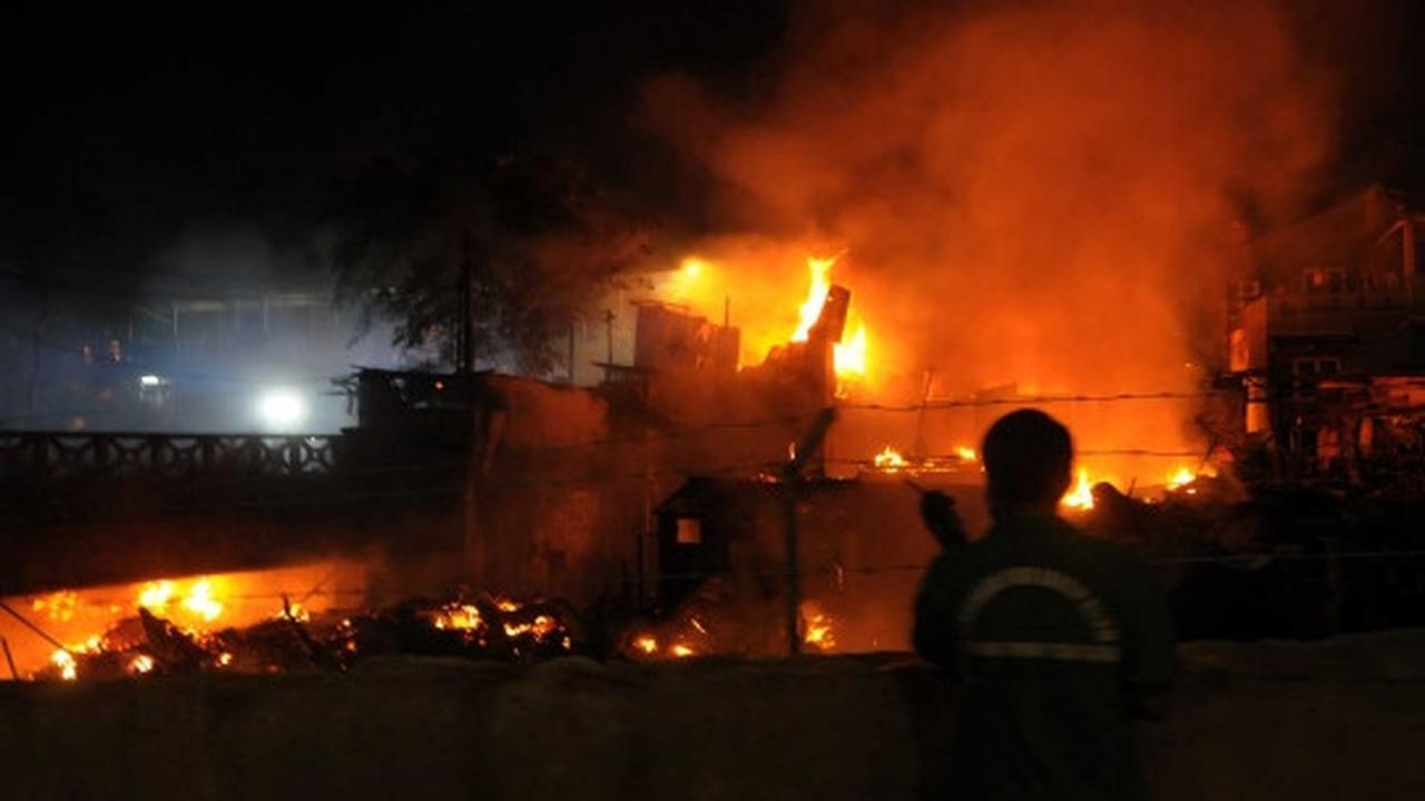 Pasar Gembrong terbakar, ribuan warga padati Jalan Basuki Rahmat