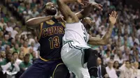 Tristan Thompson pimpin Cavaliers saat melawan Boston Celtics, pada babak Final NBA wilayah timur, Rabu (17/5/2017) (AP Photo/Charles Krupa)