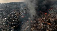 Gelombang panas dan kekeringan yang melanda wilayah selatan Chile akibat fenomena El Nino diduga menjadi salah satu pemicu kebakaran hutan. (Javier TORRES/AFP)