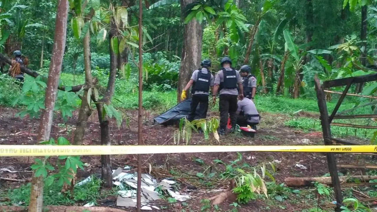 Polisi memusnahkan granat dan amunisi di dalam teko yang ditemukan warga Pemalang saat menggali tanah di pekarangan. (Foto: Liputan6.com/Polres Pemalang/Muhamad Ridlo).