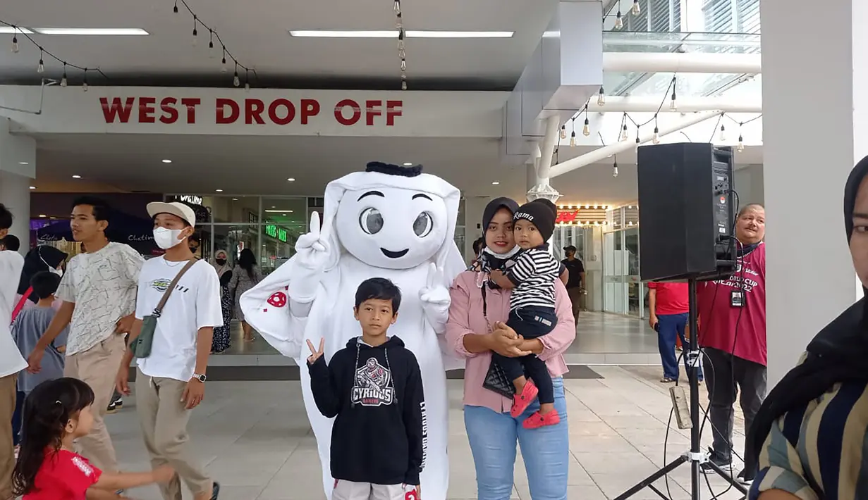 Sore harinya, La'eeb melanjutkan safarinya dengan mengunjungi pusat perbelanjaan di Kota Tangerang, yaitu Ecoplaza Tangerang. (Procomm Surya Citra Media)