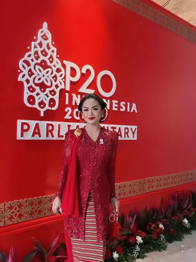 9 Potret Cantik Krisdayanti Berkebaya Merah saat Hadiri Sidang Tahunan 2022