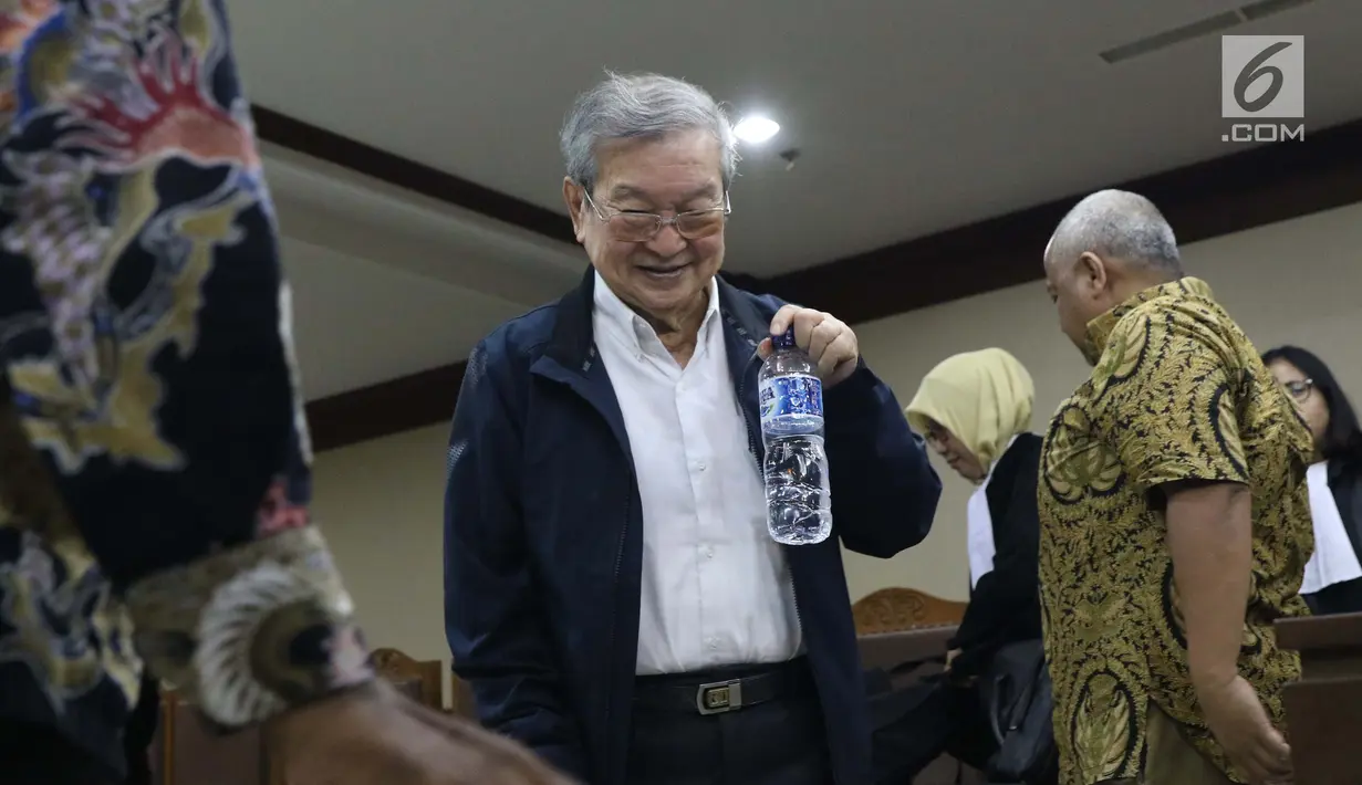 Terdakwa suap kasus suap hakim PN Tipikor Medan, Tamin Sukardiusai menjalani sidang pembacaan putusan di Pengadilan Tipikor, Jakarta, Kamis (4/4). Tamin Sukardi divonis 6 tahun penjara dan denda Rp 300 juta subsider 3 bulan kurungan. (Liputan6.com/Helmi Fithriansyah)