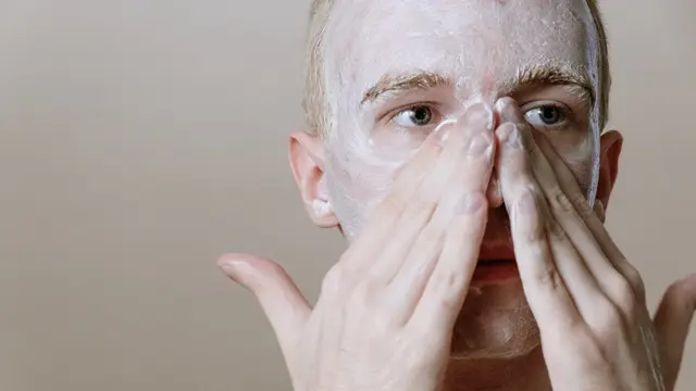 Mencuci Wajah dengan Sabun Cuci Muka