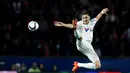 Pemain Olympique de Marseille Lucas Ocampos melakukan tendangan melayang dalam lanjutan Liga 1 Perancis saat melawan PSG di Parc des Princes Stadium,Paris,Minggu (05/10/2015).  (EPA/Etienne Laurent)