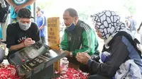 Kerabat berdoa usai pemakaman jenazah mantan penggawa Timnas Indonesia, Ricky Yacobi di TPU Tanah Kusir, Jakarta, Sabtu (21/11/2020). Ricky Yacobi meninggal dunia, Sabtu (21/11). Ricky Yacobi merupakan striker andalan Timnas Indonesia era 1980 hingga 1990 an. (Liputan6.com/Helmi Fithriansyah)